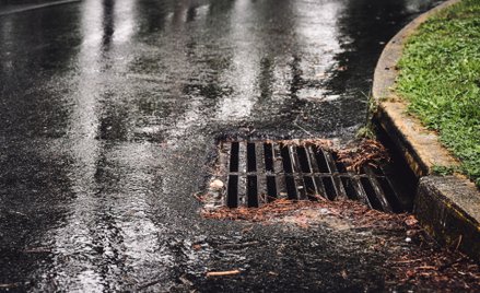 Czy przekazanie kanalizacji zamiast podatku podlega VAT?