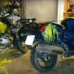 Nocne zdjęcie z Tbilisi z 2015 roku: motocykle "Nocnych Wilków" oblane farbami niebieską i żółtą - k