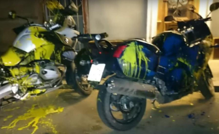 Nocne zdjęcie z Tbilisi z 2015 roku: motocykle "Nocnych Wilków" oblane farbami niebieską i żółtą - k