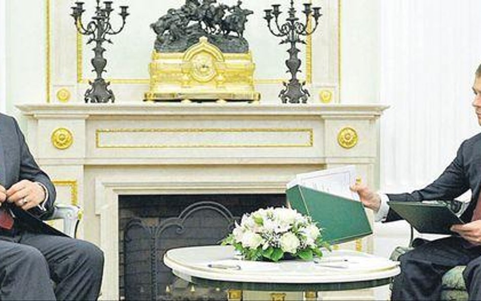 Prezydent Rosji Dmitrij Miedwiediew przekazał 8 maja część dokumentów katyńskich Bronisławowi Komoro