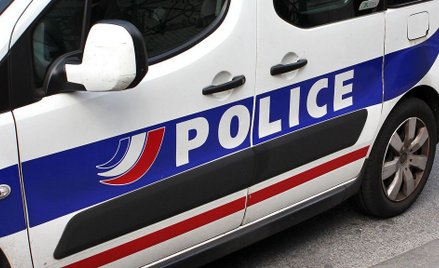 Francja: Policjant kazał całować się w buty. Nagrała go kamera