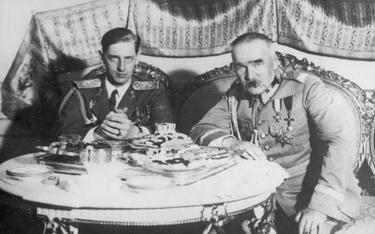 Brat króla Rumunii książę Mikołaj (z lewej) i Marszałek Polski Józef Piłsudski podczas spotkania w B