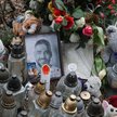 Kwiaty i znicze pozostawione w miejscu tragicznego wypadku posła Lewicy Łukasza Litewki przy ul. Kaz
