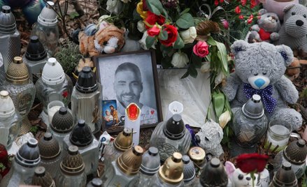 Kwiaty i znicze pozostawione w miejscu tragicznego wypadku posła Lewicy Łukasza Litewki przy ul. Kaz