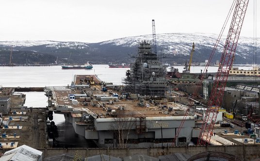 Wprowadzenie remontowanego lotniskowca do nieukończonego jeszcze suchego doku stanowi przykład dział