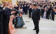Kim Dzong Un na spotkaniu z literatami i artystami w teatrze Moranbong w Pjongjangu 9 sierpnia