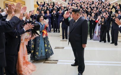 Kim Dzong Un na spotkaniu z literatami i artystami w teatrze Moranbong w Pjongjangu 9 sierpnia