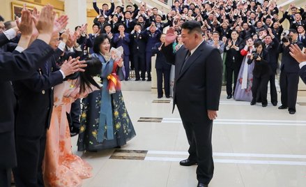 Kim Dzong Un na spotkaniu z literatami i artystami w teatrze Moranbong w Pjongjangu 9 sierpnia