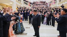 Kim Dzong Un na spotkaniu z literatami i artystami w teatrze Moranbong w Pjongjangu 9 sierpnia