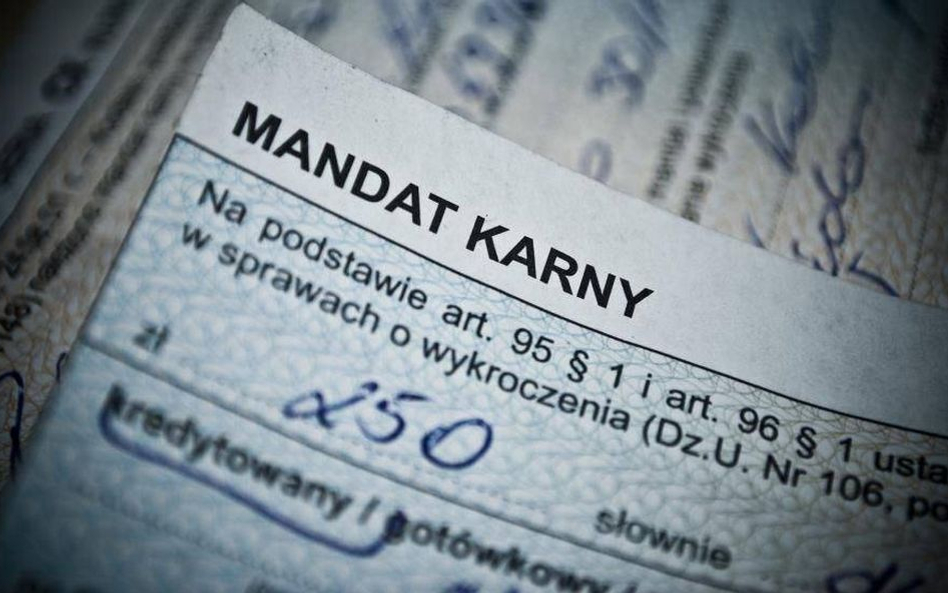 Przelew pieniędzy za mandat może być nie lada wyzwaniem