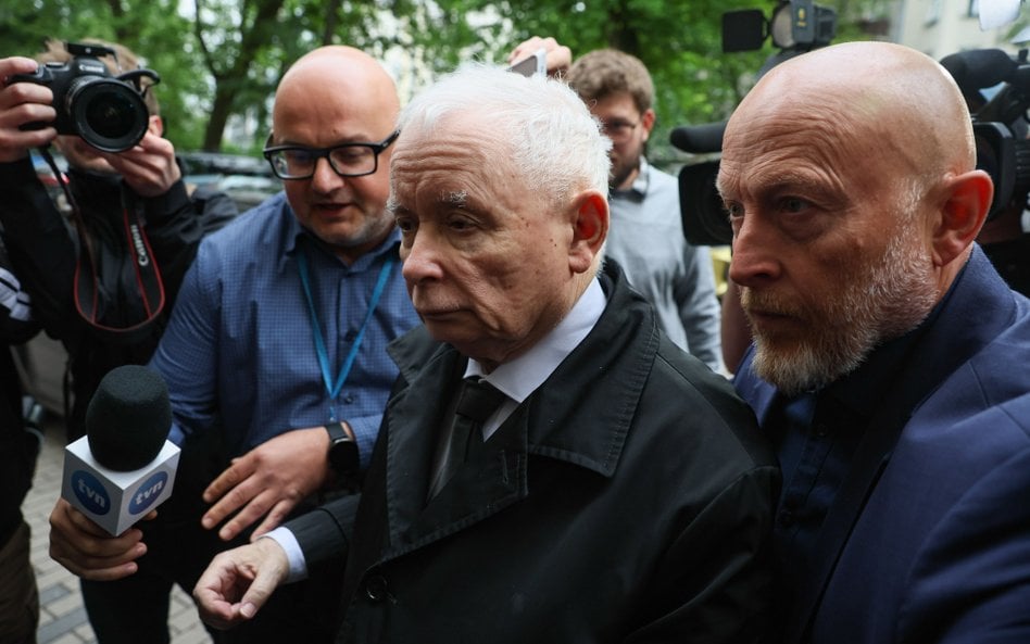 Prezes Prawa i Sprawiedliwości Jarosław Kaczyński (C) w drodze na przesłuchanie w siedzibie Prokurat