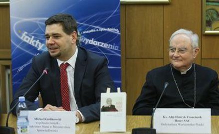 Współautor książki i podsekretarz stanu w Ministerstwie Sprawiedliwości Michał Królikowski oraz metr