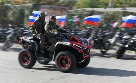 Rosyjscy żołnierze. Władimirowi Putinowi zaczyna ich brakować