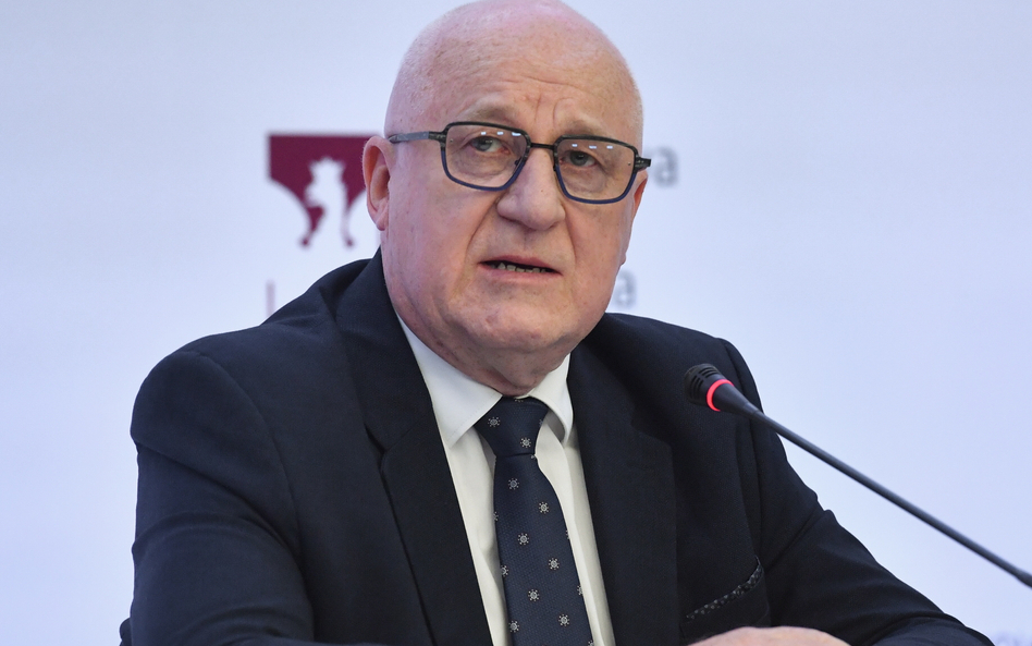 Przewodniczący Państwowej Komisji Wyborczej Sylwester Marciniak na konferencji PKW