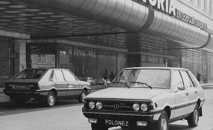 Polonezy przed hotelem Victoria – synonimy luksusu tamtych czasów.