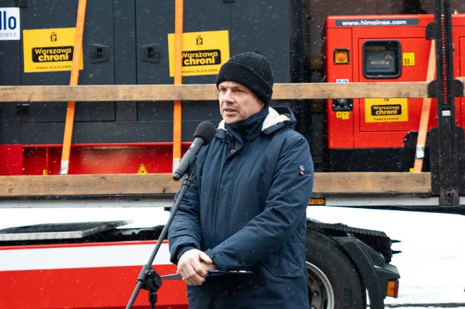 Prezydent Warszawy Rafał Trzasowski podczas przekazania agregató prądotwórczych do Kijowa