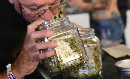 Pacjent mogący stosować medyczną marihuanę dobiera leczenie na targu w Los Angeles