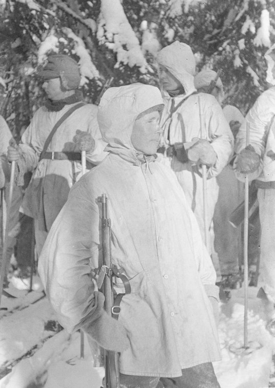 Snajper Simo Häyhä w Kollaa. Zdjęcie wykonano 17 lutego 1940 r., zaraz po wręczeniu snajperowi karab