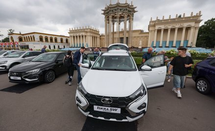 Zwiedzający oglądają najnowszą Ładę Iskra SW, produkowaną przez rosyjskiego producenta samochodów Av