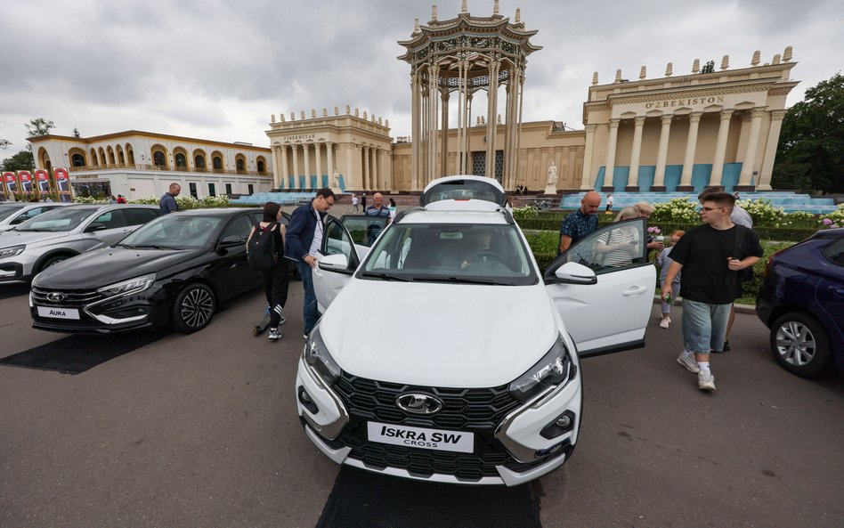 Zwiedzający oglądają najnowszą Ładę Iskra SW, produkowaną przez rosyjskiego producenta samochodów Aw