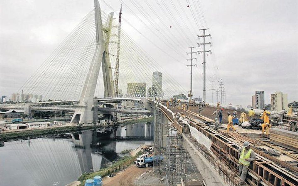 Brazylia mocno stawia na rozbudowę infrastruktury. Na zdjęciu budowa jednego z mostów w Sao Paolo