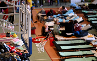 Uchodźcy z Ukrainy w hali sportowej szkoły podstawowej w Medyce