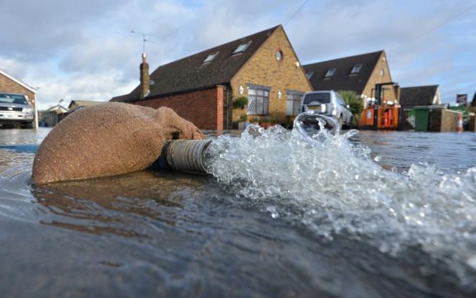 Tegoroczna wielka powódź w Anglii. Katastrofy naturalne pokazują mieszkańcom Europy i Ameryki, że gl