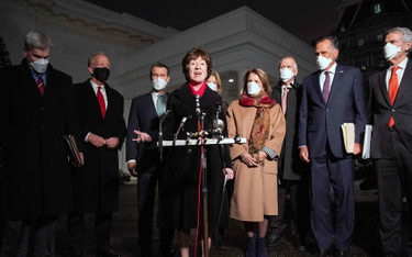 Senator Susan Collins (przy mikrofonie) i jej republikańscy koledzy po spotkaniu w Białym Domu z pre