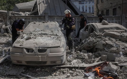 Ratownik na miejscu rosyjskiego ataku w Charkowie