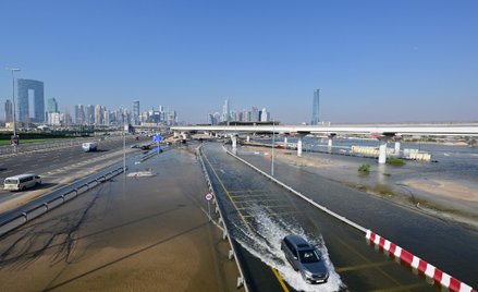 Kilka dni po ulewanych deszczach na drogach w Dubaju nadal utrzymywała się woda