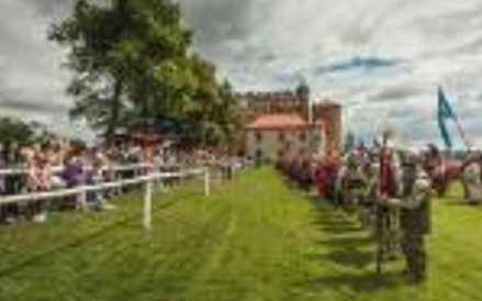 Inauguracja Turnieju, w tle XIII–wieczny Zamek w Golubiu-Dobrzyniu. Fot. Szymon Zdziebło