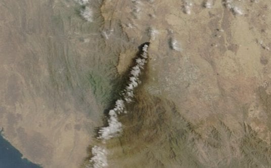 Zdjęcie satelitarne przedstawia dym unoszący się nad centrum dystrybucyjnym Saudi Aramco w Abha Bulk