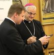 Bp Marek Mendyk (z prawej) i rzecznik episkopatu ks. Paweł Rytel-Andrianik, inicjatorzy akcji na Twi