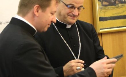 Bp Marek Mendyk (z prawej) i rzecznik episkopatu ks. Paweł Rytel-Andrianik, inicjatorzy akcji na Twi