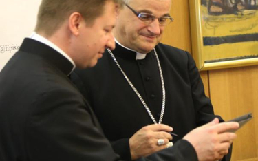 Bp Marek Mendyk (z prawej) i rzecznik episkopatu ks. Paweł Rytel-Andrianik, inicjatorzy akcji na Twi