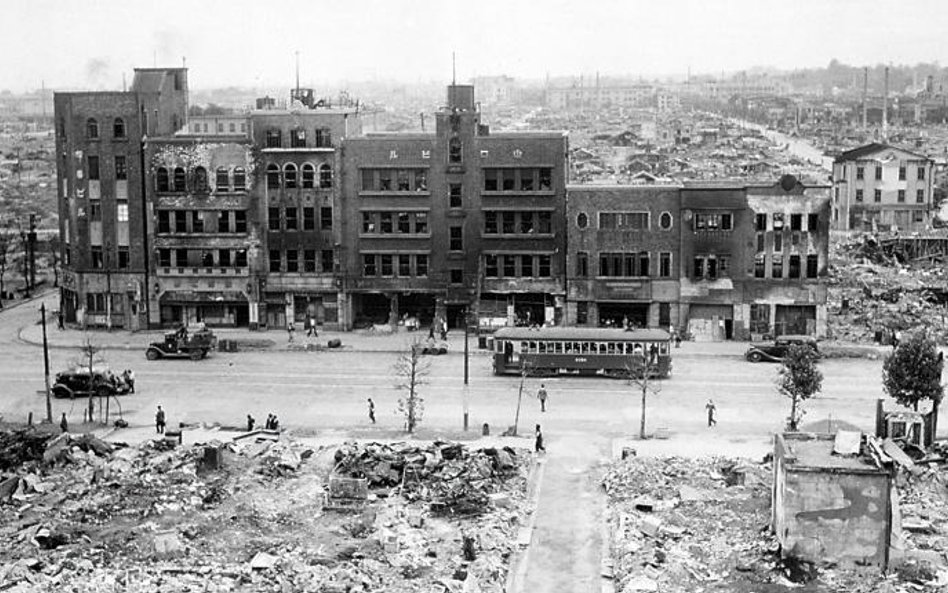 Zniszczone domy w Tokio po amerykańskich nalotach, 1945 r.