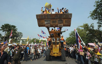Demonstranci w Bangkoku usunięciu wczoraj betonowych zapór sprzed siedziby rządu