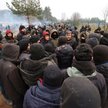Migranci przy granicy przegrupowują się i wciąż ich przybywa