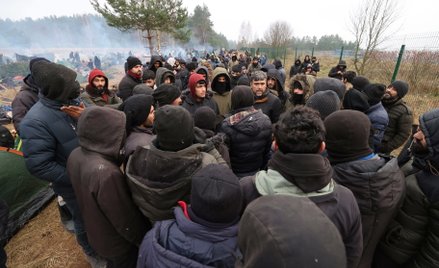Migranci przy granicy przegrupowują się i wciąż ich przybywa