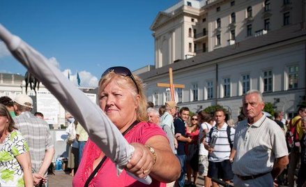 Sondaż: Co Polacy sądzą o krzyżu przed Pałacem