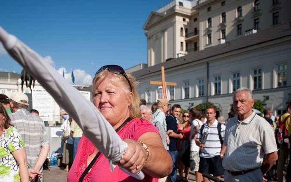 Sondaż: Co Polacy sądzą o krzyżu przed Pałacem