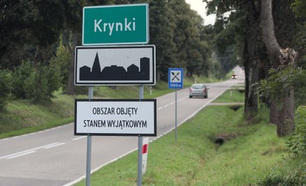 Krynki (woj. podlaskie).  Tablica informująca o stanie wyjątkowym.