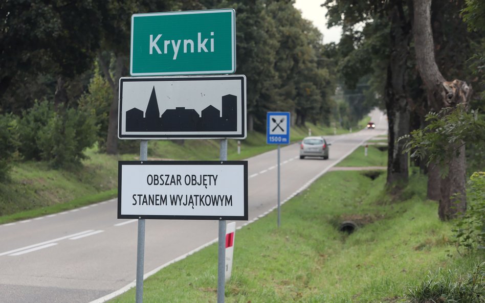 Krynki (woj. podlaskie).  Tablica informująca o stanie wyjątkowym.