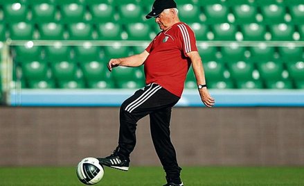 Lucjan Brychczy ma 77 lat i wciąż prowadzi treningi. Nie ma zdjęcia, na którym trzymałby piłkę dalej
