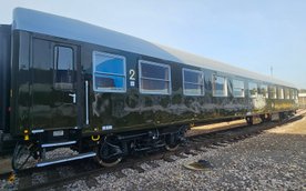 Wagon drugiej klasy z lat 80. XX wieku w tradycyjnych oliwkowaych barwach pociągu dalekobieżnego ma 