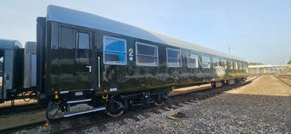 Wagon drugiej klasy z lat 80. XX wieku w tradycyjnych oliwkowaych barwach pociągu dalekobieżnego ma 