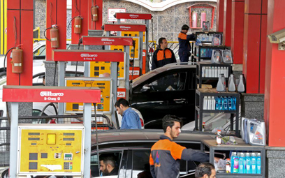 Kupcy odwracają się od irańskiej ropy. Sankcje dają o sobie znać