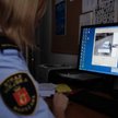 Strażniczka ogląda zdjęcie pirata drogowego