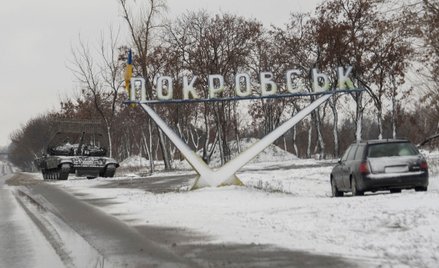 Czołg i samochód osobowy na ulicy w Pokrowsku, fotografia z 12 grudnia
