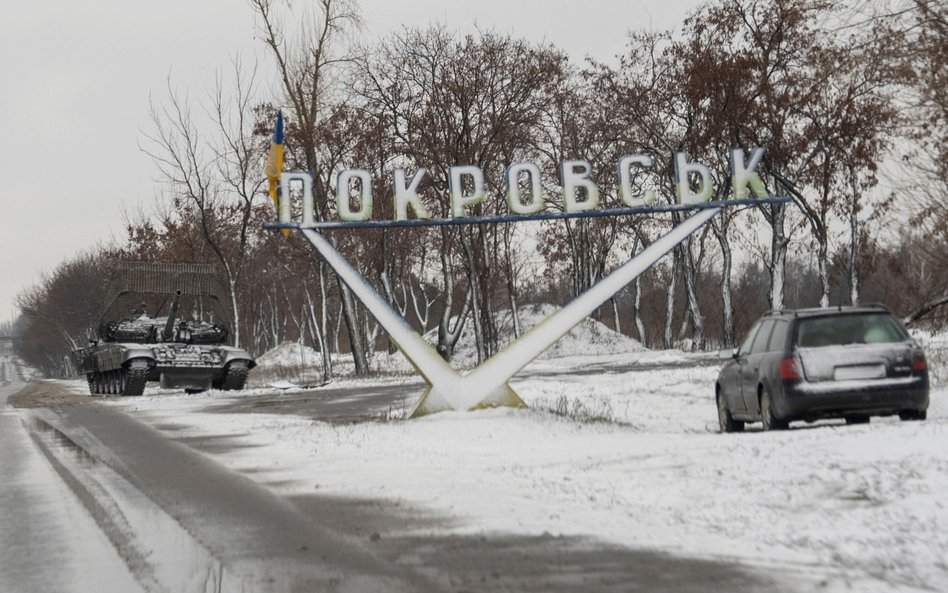 Czołg i samochód osobowy na ulicy w Pokrowsku, fotografia z 12 grudnia